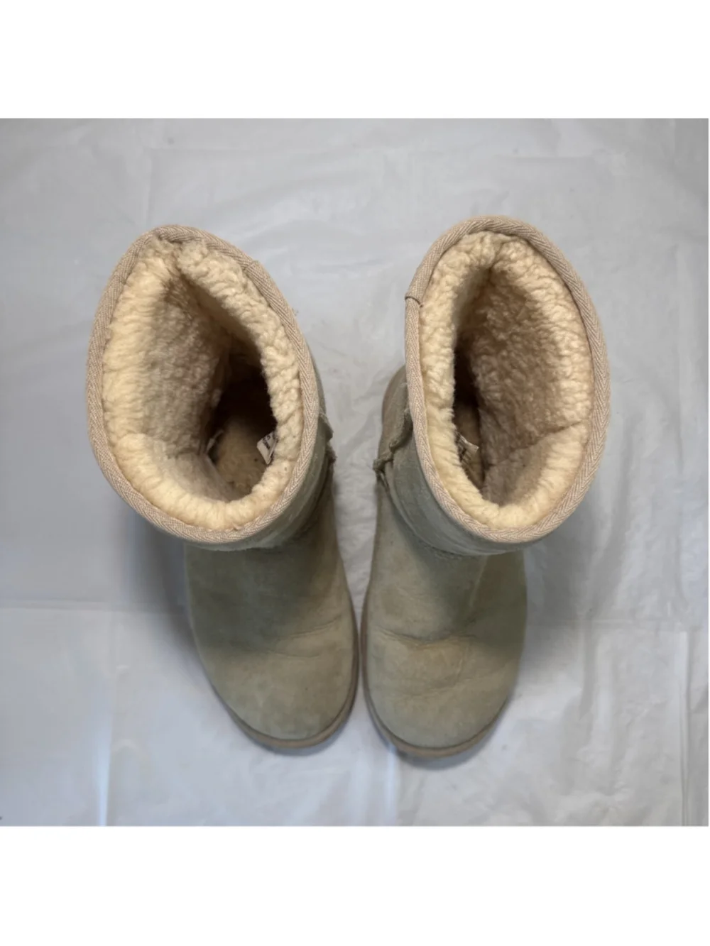 UGG 5825 original Classic short Shearling Boots Size 7 sand beige